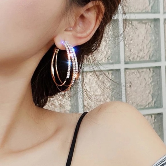 🔥Gorgeous 18K Gold Diamond Hoop Earrings🔥 - Picture 3 of 7